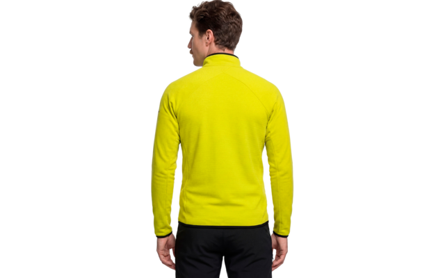 Person von hinten in gelbgrüner Fleecejacke mit hohem Kragen und schwarzer Hose, kurze braune Haare, weißer Hintergrund