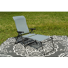 Outdoor-Liegestuhl mit schwarzem Metallgestell und hellblauer Sitz- und Rückenbespannung, ausgezogene Fußstütze, auf einem grauen Teppich mit weißem Blumenmuster auf Gras