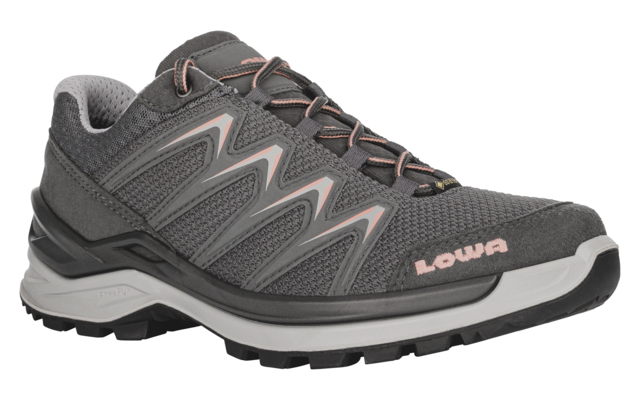 Une chaussure grise à lacets, empeigne en mesh, accents roses et logo 'LOWA', vue de côté sur fond blanc