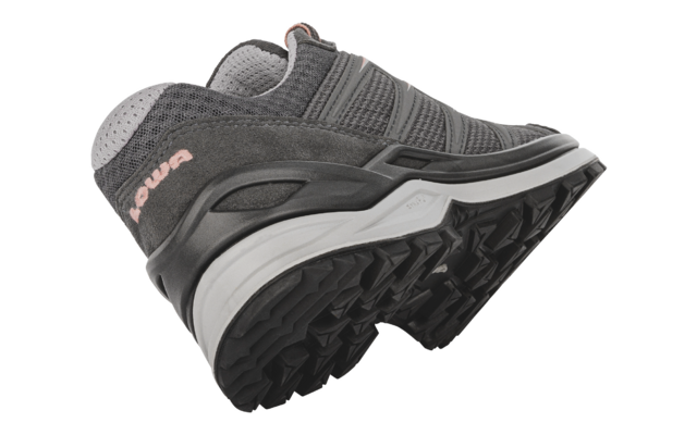 Chaussure grise vue de l'arrière droite, semelle crantée noire visible, semelle intermédiaire blanche, tige en mesh grise, inscription rose "lowa" sur le talon, bride de traction au talon