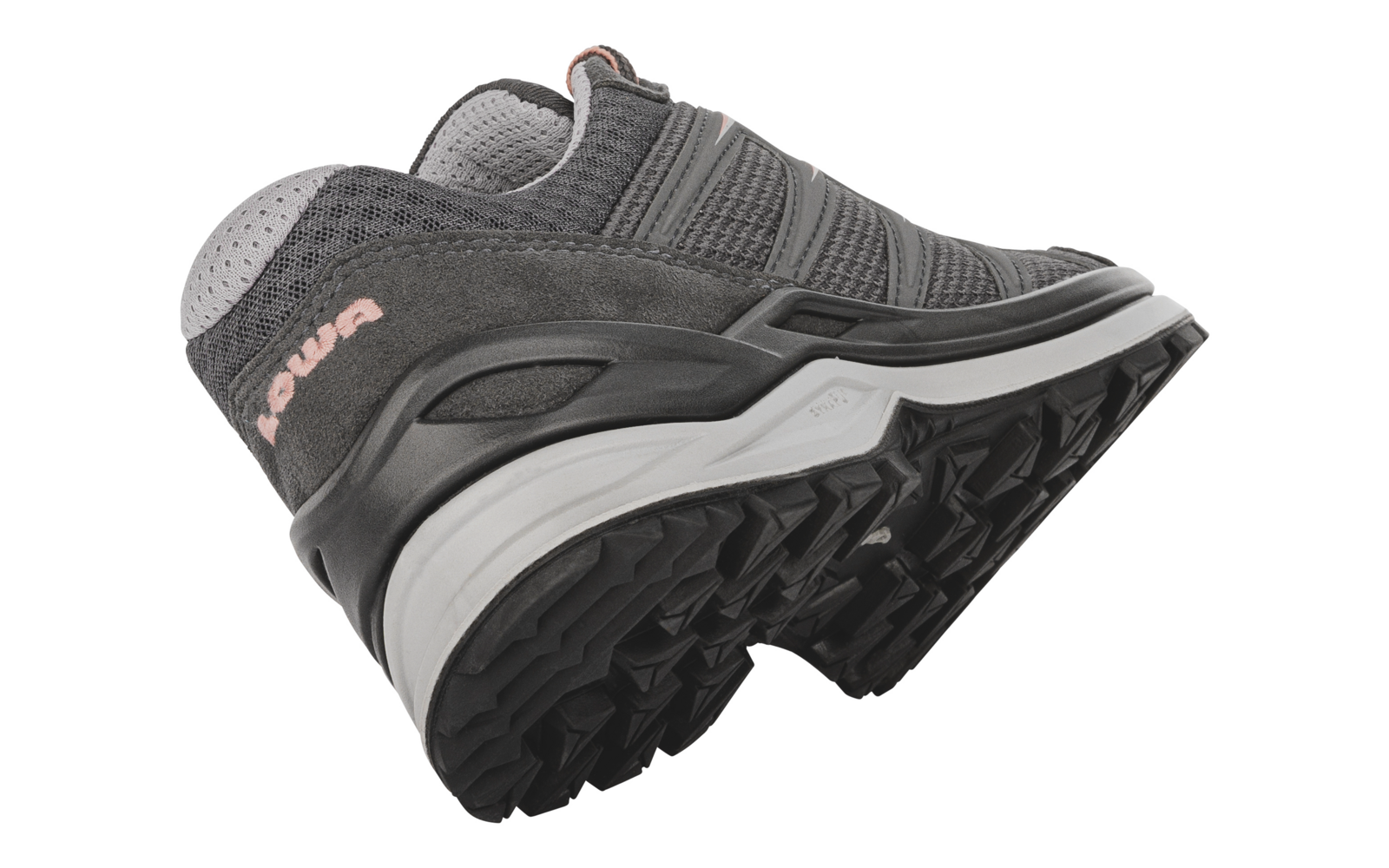 Chaussure grise vue de l'arrière droite, semelle crantée noire visible, semelle intermédiaire blanche, tige en mesh grise, inscription rose "lowa" sur le talon, bride de traction au talon