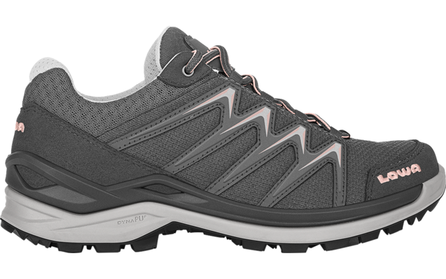 Chaussure de randonnée basse grise vue de côté, semelle gris clair, détails roses, logo "LOWA" visible