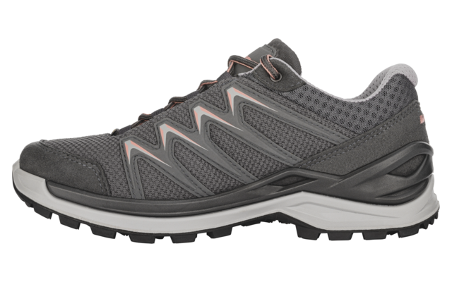 Chaussure à lacets grise vue de profil, empeigne en mesh, semelle intermédiaire blanche, semelle extérieure noire crantée