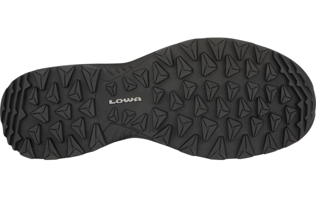 Semelle de chaussure noire vue par dessous, crampons triangulaires, inscription "LOWA" au centre, fond blanc