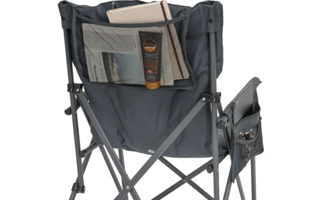 Grauer faltbarer Stuhl von hinten; Netzfach am Rücken mit zwei Büchern und einer orangefarbenen Tube, seitliche Tasche mit Smartphone