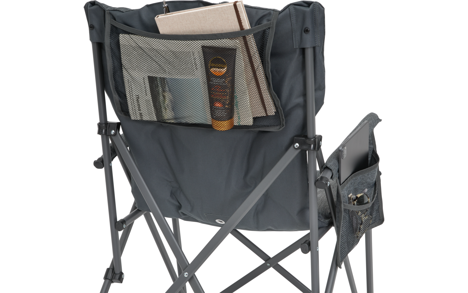 Grauer faltbarer Stuhl von hinten; Netzfach am Rücken mit zwei Büchern und einer orangefarbenen Tube, seitliche Tasche mit Smartphone