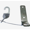 Twee metalen onderdelen verbonden door een stalen kabel op witte achtergrond, links een haak met platte basis, rechts een lang plaatje met twee gaten
