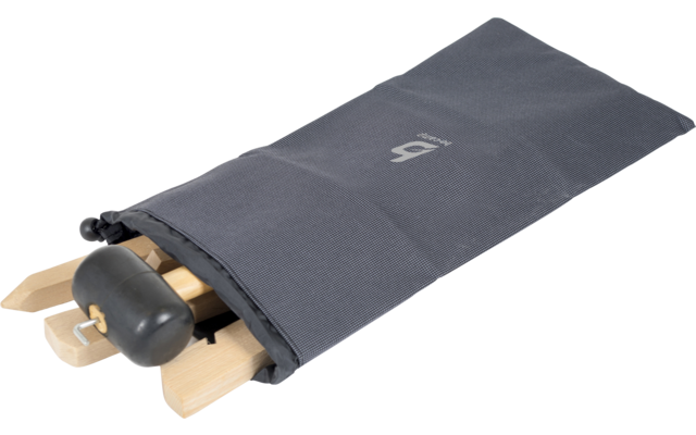 Pochette grise en tissu, partiellement ouverte, contenant plusieurs blocs de bois visibles et un maillet en caoutchouc noir