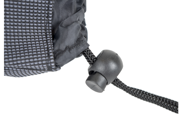 Gros plan d'un cordon noir tressé avec un bloqueur de cordon en plastique noir fixé à un tissu gris texturé