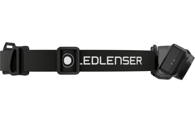 Schwarzes Kopfband mit weißer Aufschrift 'LEDLENSER', mittig quadratischer Halter mit rundem weißen Kreis und rechts angebrachtes schwenkbares Lampengehäuse