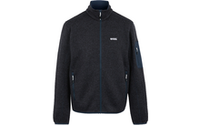 Dunkelgraue Fleecejacke mit durchgehendem Reißverschluss, Stehkragen, zwei seitlichen Reißverschlusstaschen, Reißverschlusstasche am linken Ärmel und weißem Logo auf der linken Brust