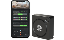 Smartphone links mit App-Bildschirm 'Meine Ferienwohnung', Schalter, Symbole und Temperaturanzeige '20 °C'; rechts schwarzes quadratisches Gerät mit weißem Logo 'sonsor'