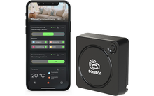 Smartphone links mit App-Bildschirm 'Meine Ferienwohnung', Schalter, Symbole und Temperaturanzeige '20 °C'; rechts schwarzes quadratisches Gerät mit weißem Logo 'sonsor'