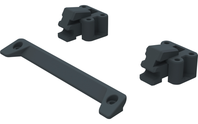 Drei dunkle Kunststoffteile: zwei blockförmige Teile mit zylindrischen Öffnungen und ein flaches, leicht gebogenes Verbindungsstück mit Bohrungen an den Enden
