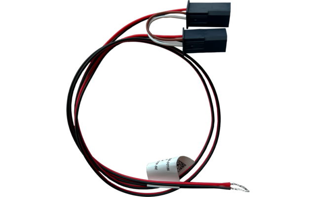 Schwarze und rote dünne Kabel zu einem Kreis gelegt, zwei schwarze Kunststoffstecker an einem Ende, blanke Litzen am anderen Ende, weiße Papieretikette an einem Kabel