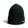 Grüne gestrickte Mütze auf weißem Hintergrund