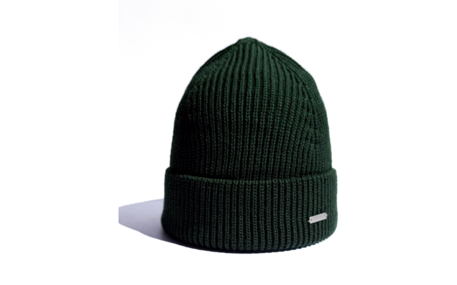 Grüne gestrickte Mütze auf weißem Hintergrund