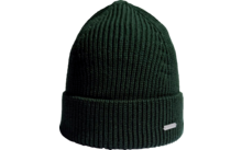 Grüne gestrickte Mütze auf weißem Hintergrund