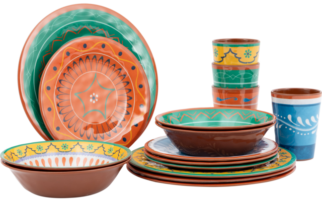 Kleurrijk servies: gestapelde borden, kommen en bekers in oranje, groen, geel en blauw met bloem- en geometrische patronen op een witte achtergrond