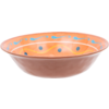 Ondiepe ronde kom, bruine buitenzijde, oranje binnenzijde met blauwe stippen, gele golvende lijn en blauwe sierkrullen op de rand