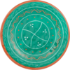 Rond bord met turquoisegroene oppervlakte, oranje rand, concentrische sieringen, witte zigzaglijnen en kleine witte en oranje stippen; in het midden drie gebogen segmenten met witte stippen