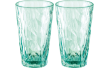 Zwei durchsichtige, grünlich getönte Trinkgläser nebeneinander