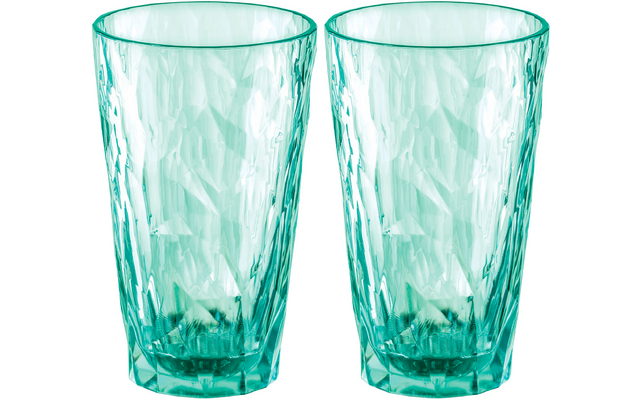 Zwei durchsichtige, grünlich getönte Trinkgläser nebeneinander