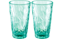 Twee doorzichtige, groen getinte drinkglazen naast elkaar