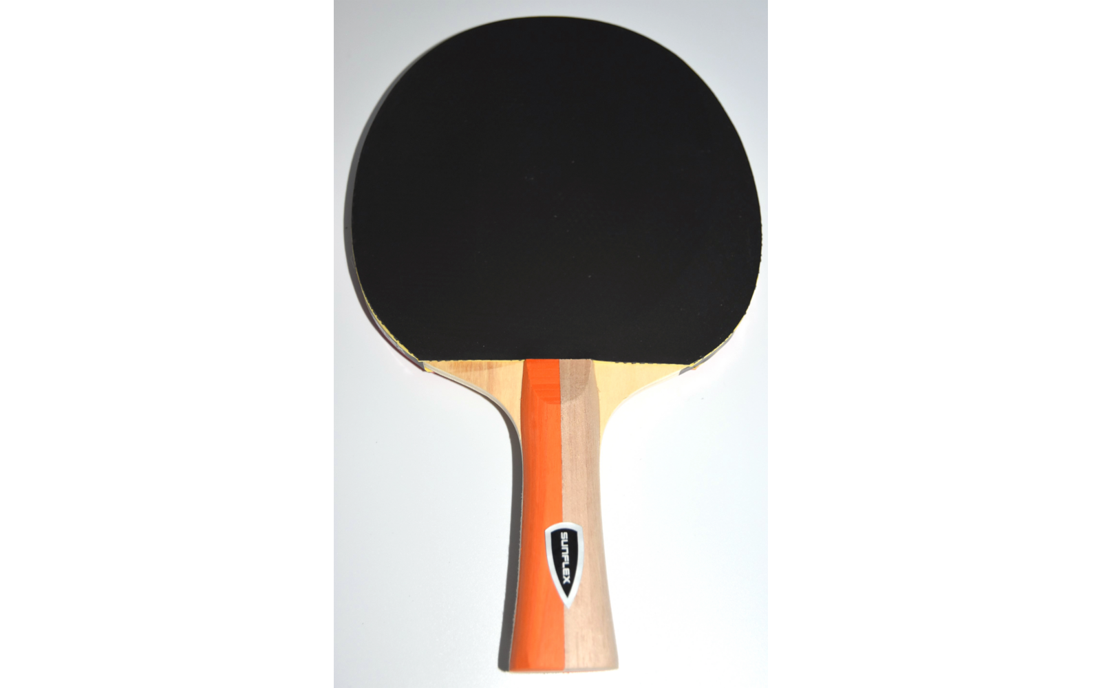 Tischtennisschläger mit schwarzer Schlagfläche und Holzgriff
