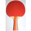 Ein Tischtennisschläger mit rotem Belag und Holzgriff