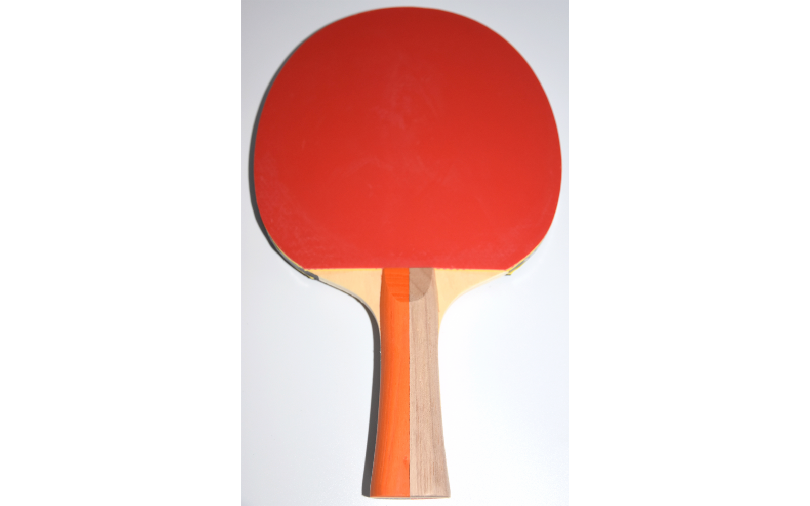 Ein Tischtennisschläger mit rotem Belag und Holzgriff