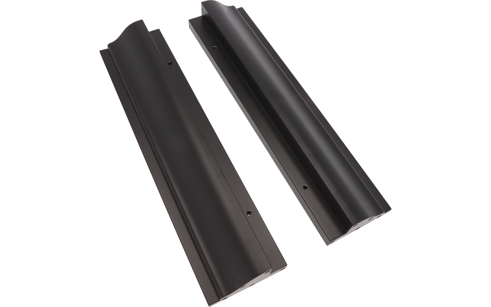Deux pièces en plastique noires et allongées avec des bords arrondis et de petits trous