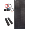 Panneau solaire avec câbles, adaptateur et deux supports noirs sur fond blanc