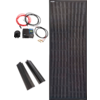 Solarpanel mit Kabeln, Adapter und zwei schwarzen Halterungen auf weißem Hintergrund