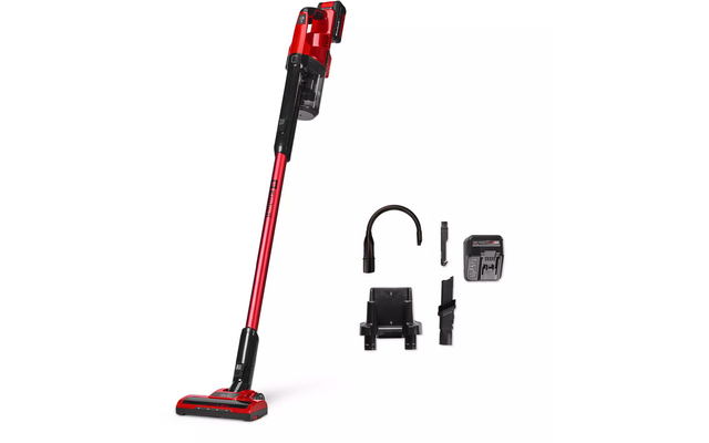 Aspirateur-balai sans fil rouge avec bac à poussière transparent et accessoires sur fond blanc