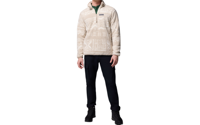 Person trägt eine helle Steppjacke und dunkle Hose