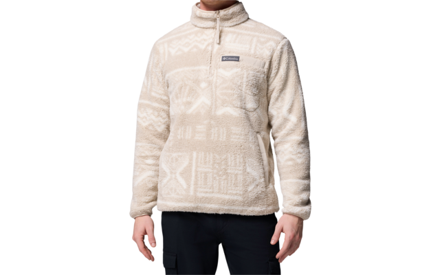 Person trägt helle Fleecejacke mit Muster