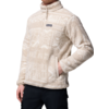 Person mit beige-farbenem Fleecejacke mit Reißverschluss und Stehkragen
