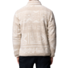 Person von hinten, trägt eine hellbeige Jacke mit Muster