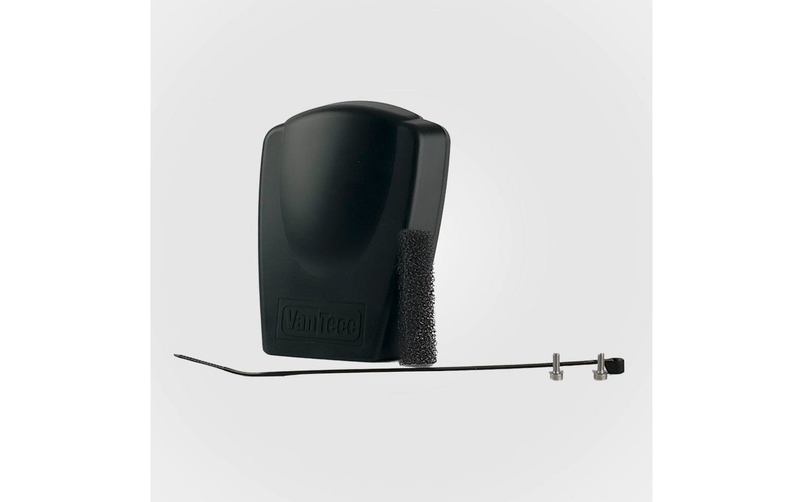 Boîtier en plastique noir à face avant arrondie et inscription embossée "VanTecc", devant un court cylindre en mousse noire et une sangle noire fine avec deux petites vis métalliques et un bouchon en caoutchouc noir sur fond gris clair