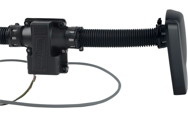 Boîtier en plastique noir avec un tuyau annelé flexible raccordé, à droite une pièce terminale rectangulaire plate et dessous un câble gris avec des fils multicolores dénudés sur fond blanc