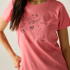 Buste d'une personne portant un t‑shirt rose corail avec un dessin au trait noir de fleurs et de papillons ; visage non visible