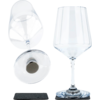 Un verre à vin renversé avec un bouchon à côté et un verre à vin debout sur un fond blanc
