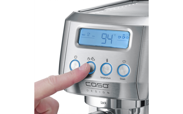 Zeigefinger berührt einen Knopf an einer silbernen Espressomaschine; blaues Display zeigt 94°C