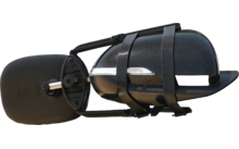 Seitenspiegel eines schwarzen Fahrzeugs mit einem weißen Wohnwagen im Hintergrund