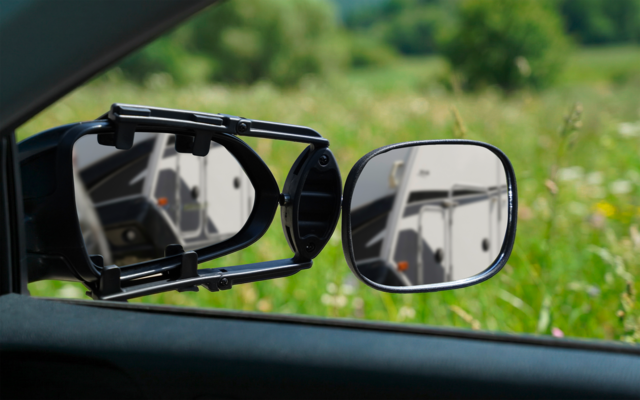 Rétroviseur extérieur de voiture avec un miroir supplémentaire intégré, vue sur un chemin de gravier