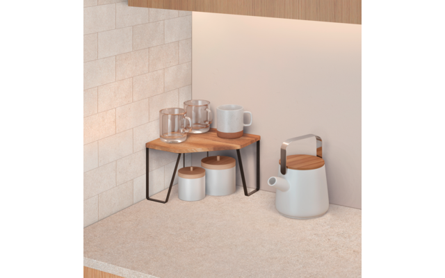 Küchenarbeitsplatte mit kleinem Holzregal, zwei Glasbechern, einer weißen Tasse, zwei weißen Vorratsdosen mit Holzdeckeln darunter und einem weißen Wasserkocher mit Holzdeckel