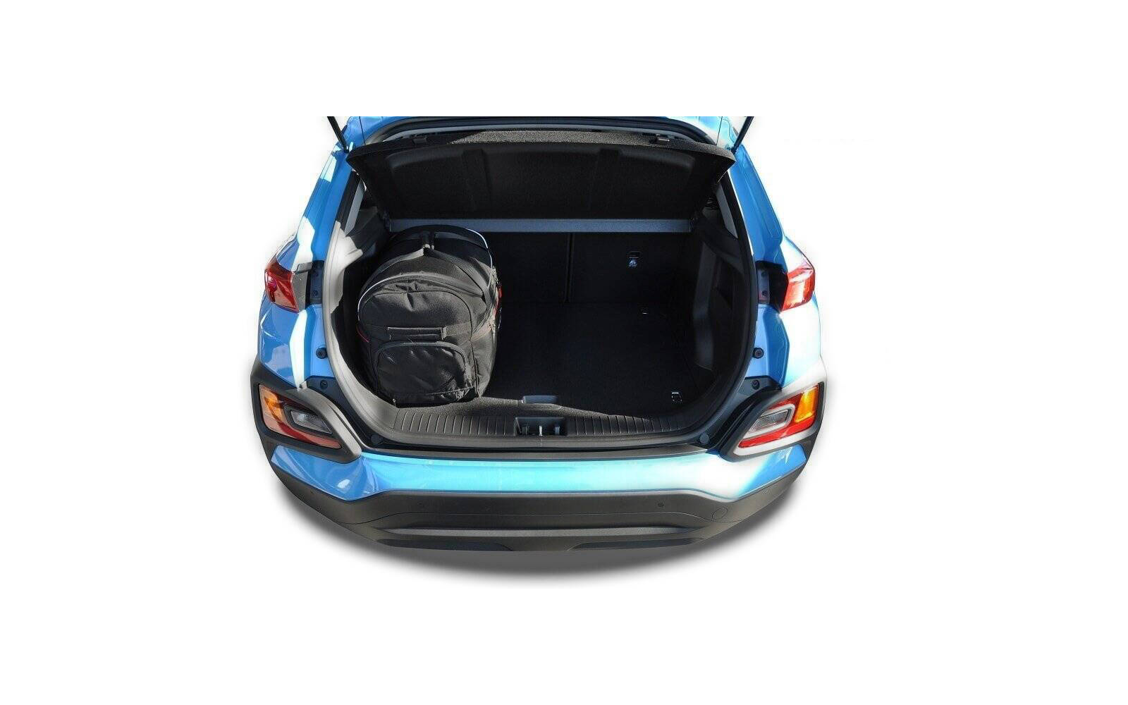 Offener Kofferraum eines blauen Autos mit einem schwarzen Rucksack links im Gepäckraum