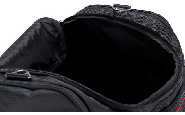 Geöffneter schwarzer Rucksack mit leerem Hauptfach und sichtbarem Reißverschluss