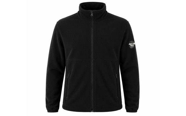 Zwarte fleecejas, voorkant, doorlopende ritssluiting, opstaande kraag, twee ritssluitingen in de zijzakken, elastische mouwboorden, klein wit rond logo op de rechtermouw (kijkersperspectief), witte achtergrond
